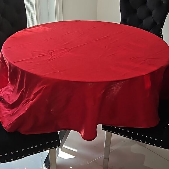 Tablecloth Sitting For 4, Round 70" Cherry Red - Picture 5 of 15